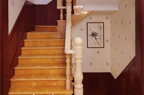 利津中式别墅室内汉白玉石楼梯的定制安装装饰效果
